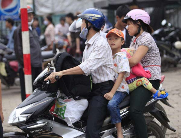 Nghỉ lễ 30/4: Chen lấn nghẹt thở mua vé xe về quê - 16