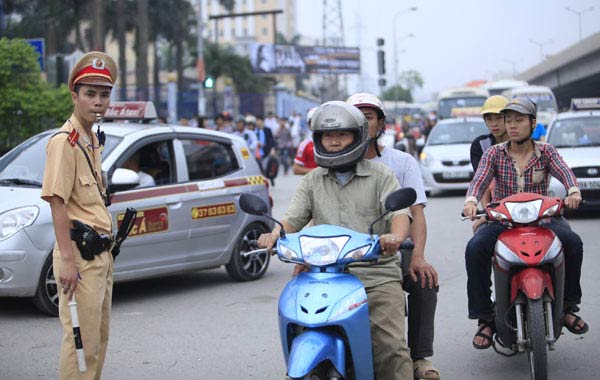 Nghỉ lễ 30/4: Chen lấn nghẹt thở mua vé xe về quê - 17