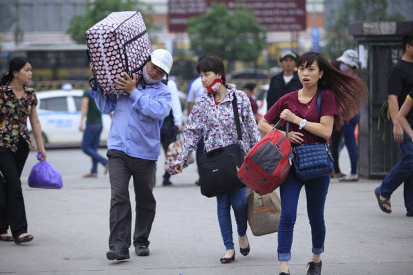 Nghỉ lễ 30/4: Chen lấn nghẹt thở mua vé xe về quê - 19