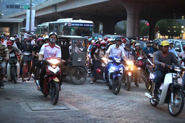 Nghỉ lễ 30/4: Chen lấn nghẹt thở mua vé xe về quê - 14