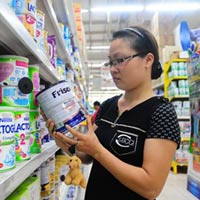 Thị trường - Tiêu dùng - Áp trần, giá sữa sẽ giảm 70.000 đồng/hộp