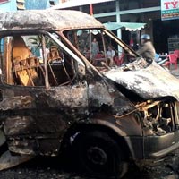 Tin tức trong ngày - Chở khách du lịch dịp 30/4, xe 16 chỗ bất ngờ bốc cháy