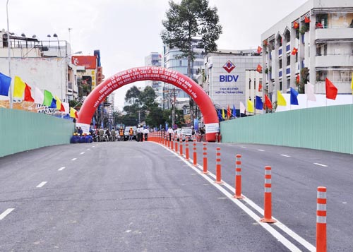 Thông xe cầu Lê Văn Sỹ ở trung tâm Sài Gòn - 1