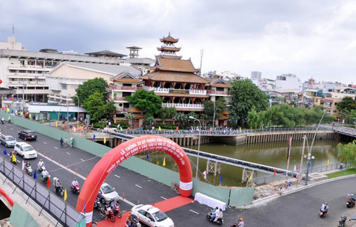 Thông xe cầu Lê Văn Sỹ ở trung tâm Sài Gòn - 7