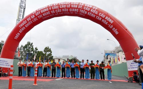 Thông xe cầu Lê Văn Sỹ ở trung tâm Sài Gòn - 2