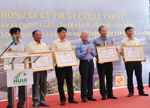 Thông xe cầu Lê Văn Sỹ ở trung tâm Sài Gòn - 3