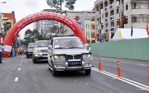 Thông xe cầu Lê Văn Sỹ ở trung tâm Sài Gòn - 4