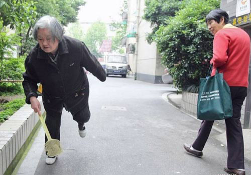 Cụ bà 80 tuổi làm "anh hùng diệt ruồi" - 4