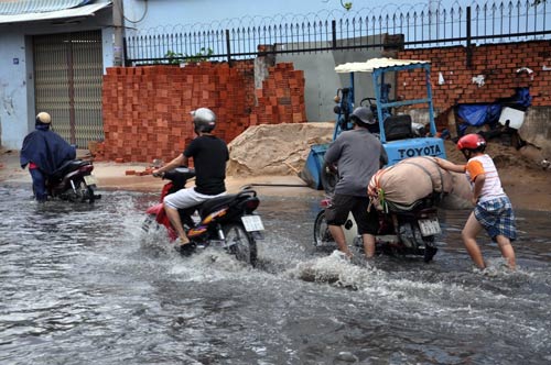 Người Sài Gòn bì bõm lội nước đi chơi lễ - 15