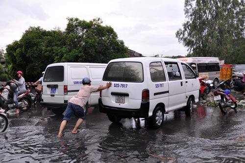 Người Sài Gòn bì bõm lội nước đi chơi lễ - 16