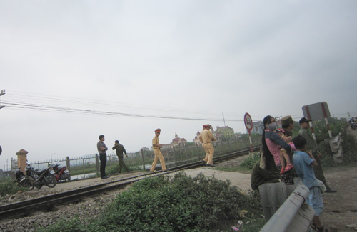 Nghệ An: Tai nạn đường sắt, QL 1A ùn tắc 20km - 1