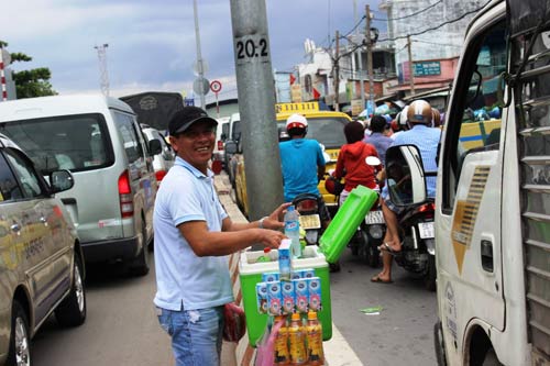 TP.HCM: Người đi chơi lễ khốn khổ vì kẹt xe nghiêm trọng - 2