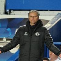 Bóng đá - Bỏ rơi học trò, Mourinho ra sân ngồi 1 mình