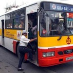 Tin tức trong ngày - Hà Nội: Tăng giá vé xe bus từ hôm nay (1/5)