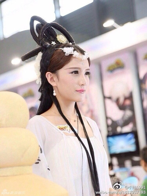 Những chàng trai hóa gái đẹp ngất ngây - 2