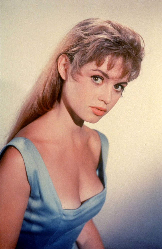 Brigitte Bardot là&nbsp;một nữ diễn viên người Pháp nổi tiếng trong thập niên 1950, thập niên 1960 vì thân hình và phong cách diễn xuất gợi cảm
