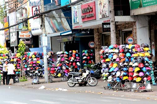 Mũ bảo hiểm dỏm vẫn bày bán ngập phố Sài Gòn - 1