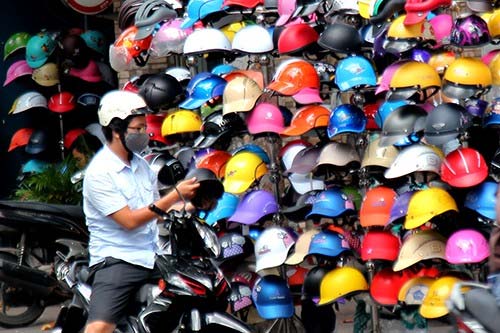 Mũ bảo hiểm dỏm vẫn bày bán ngập phố Sài Gòn - 3