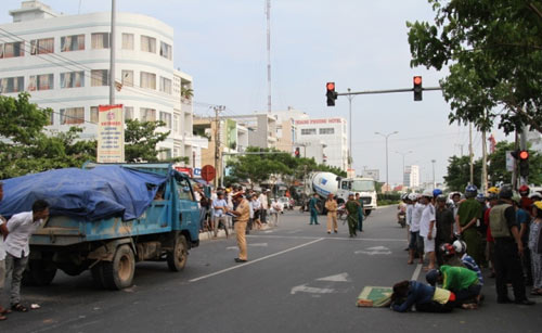 Vợ gào khóc thảm thiết bên thi thể chồng - 2