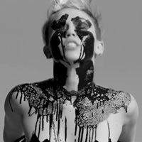 Miley Cyrus nude hành xác trong MV mới