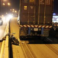 Tin tức trong ngày - Đi vào đường cấm, đâm container, một người nguy kịch