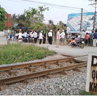 Tin tức trong ngày - Bị tàu hỏa kéo lê 50m, một phụ nữ tử vong