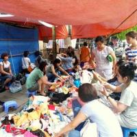 Thị trường - Tiêu dùng - Nghỉ lễ, giới trẻ đi săn "hàng hiệu" giá 50.000 đồng