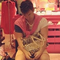 Xu hướng thời trang - Hài hước hình ảnh quý ông chờ "nửa kia" đi mua sắm