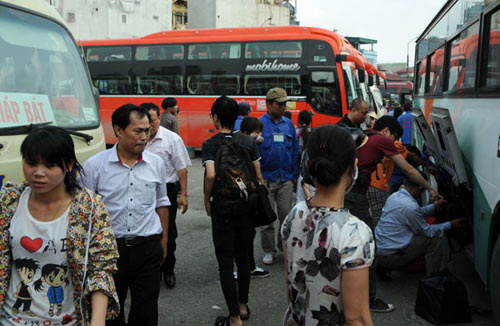 Dân vật vã trở lại thành phố sau kỳ nghỉ lễ - 7