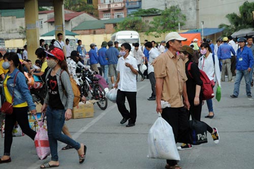 Dân vật vã trở lại thành phố sau kỳ nghỉ lễ - 9