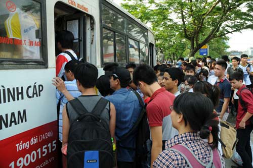 Dân vật vã trở lại thành phố sau kỳ nghỉ lễ - 12
