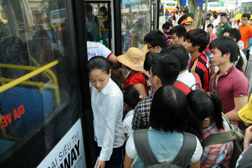Dân vật vã trở lại thành phố sau kỳ nghỉ lễ - 13