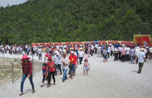 Nghỉ lễ, gần 50.000 người viếng mộ Tướng Giáp - 1