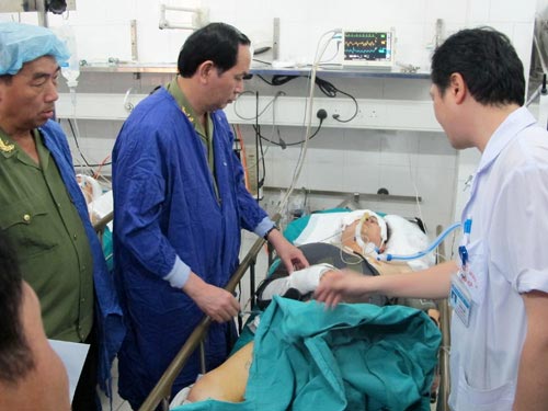 Bộ trưởng Trần Đại Quang thăm cán bộ CA bị tai nạn - 1