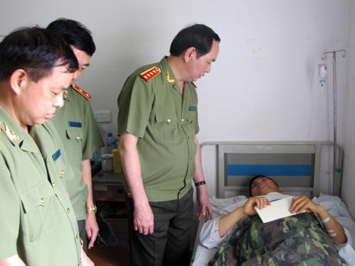 Bộ trưởng Trần Đại Quang thăm cán bộ CA bị tai nạn - 2