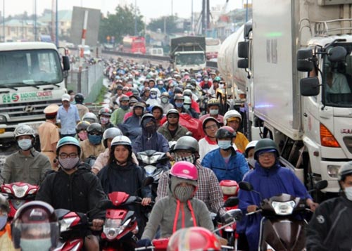 Dân vật vã trở lại thành phố sau kỳ nghỉ lễ - 2