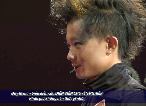 “Siêu nhân” đổ máu vì nuốt lưỡi lam - 2