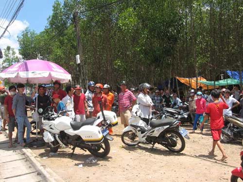 Dân tố cảnh sát vụt gậy khiến 1 thanh niên té nứt sọ - 1