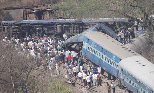 Ấn Độ: Tàu hỏa trật đường ray, 18 người chết - 1