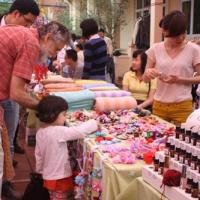 Thị trường - Tiêu dùng - Người Hà Nội đi "chợ Tây" giữa thủ đô