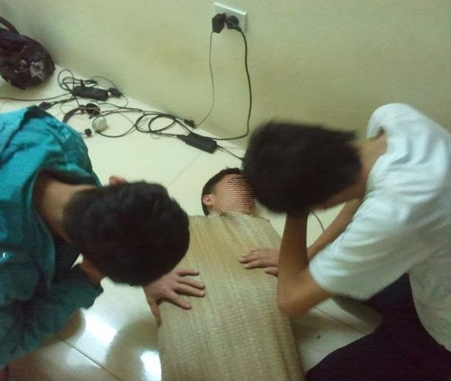 Cho nên bọn bạn có cần bày trận gì to tát đâu, một cái chiếu, thế là xong.
