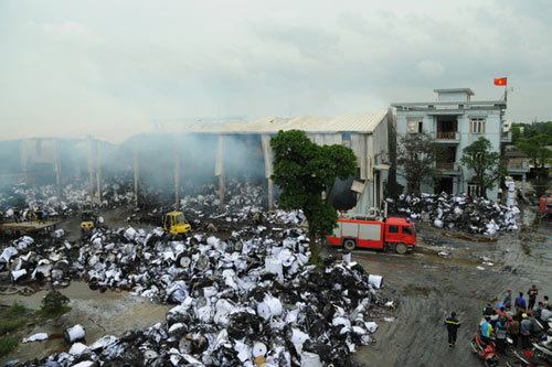 Ảnh: Nhà máy giấy thành đống tro tàn sau 10 giờ cháy - 1