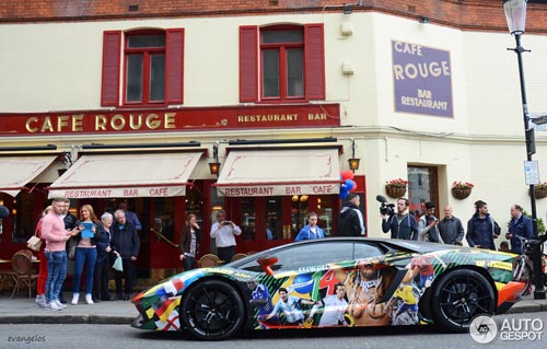 Lamborghini Aventador in hình Ronaldo, Messi đón World Cup - 2