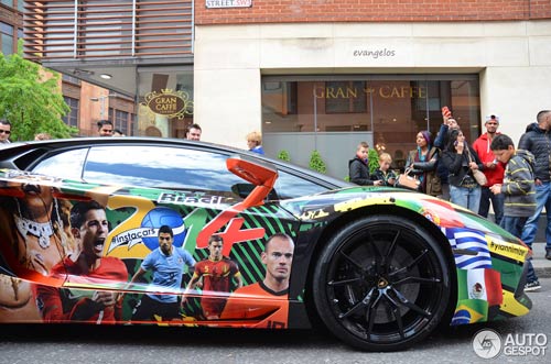 Lamborghini aventador in hình ronaldo messi đón world cup