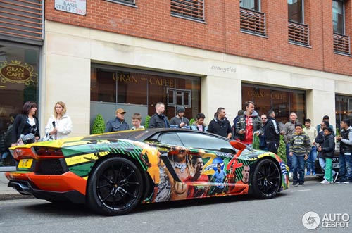 Lamborghini aventador in hình ronaldo messi đón world cup