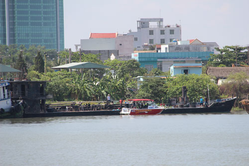 Vụ sà lan phát hỏa: Chở hơn 600m3 xăng - 1