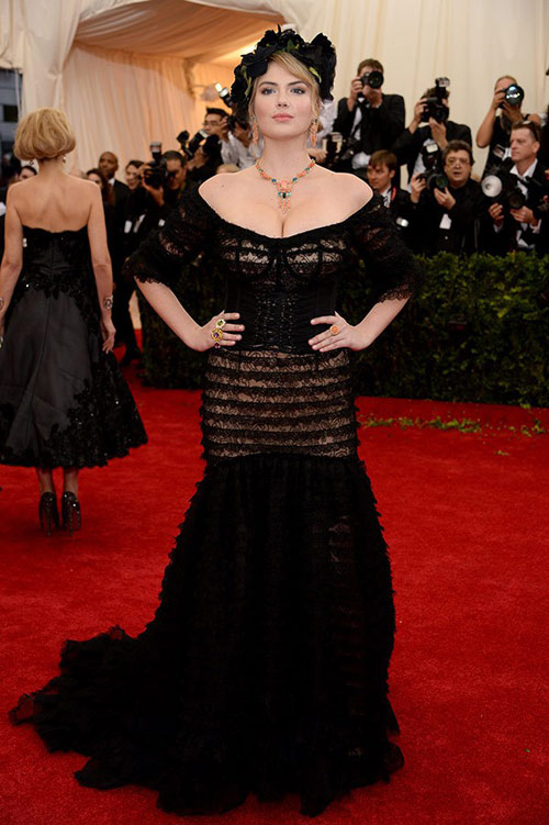 Nữ ca sĩ 9X thiếu duyên trên thảm đỏ - 4