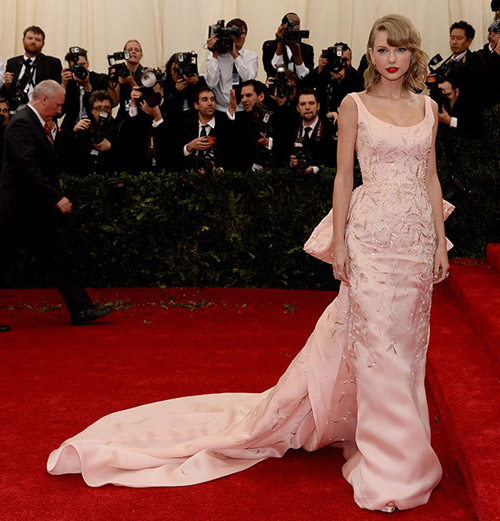 Nữ ca sĩ 9X thiếu duyên trên thảm đỏ - 3