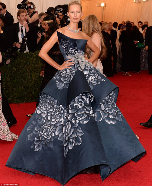 Nữ ca sĩ 9X thiếu duyên trên thảm đỏ - 6