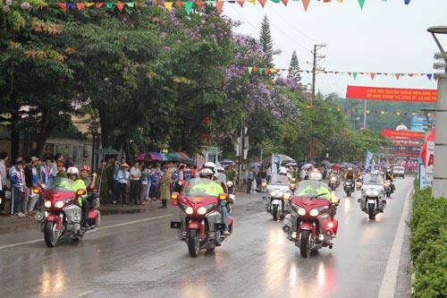 60 siêu mô tô cổ vũ đua xe đạp Điện Biên 2014 - 1